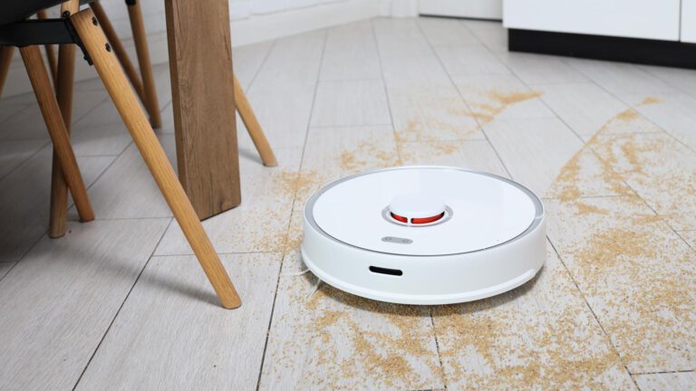 vacuum cleaner with good suction power cleaning the surface