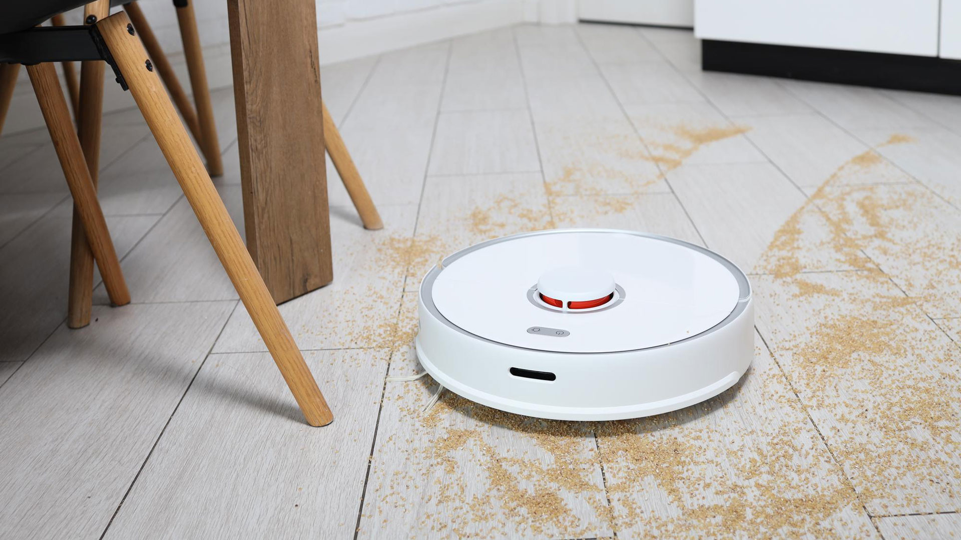 vacuum cleaner with good suction power cleaning the surface